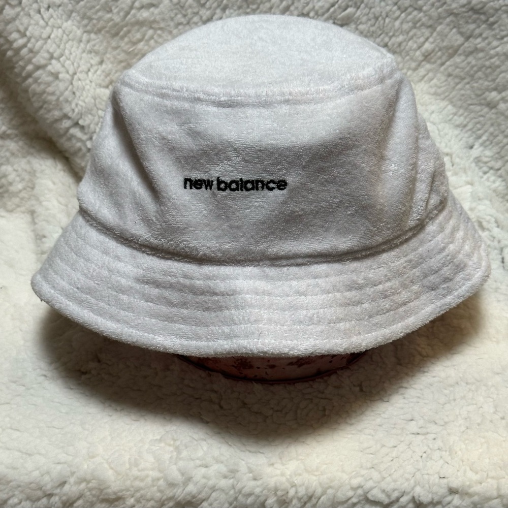 New Balance Terry Lifestyle Bucket Hat White w/Black Unisex One Size